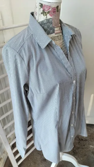 Camisa entallada de rayas negras y blancas