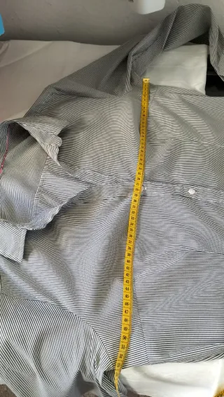 Camisa entallada de rayas negras y blancas