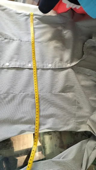 Camisa entallada de rayas negras y blancas