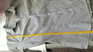 Camisa entallada de rayas negras y blancas