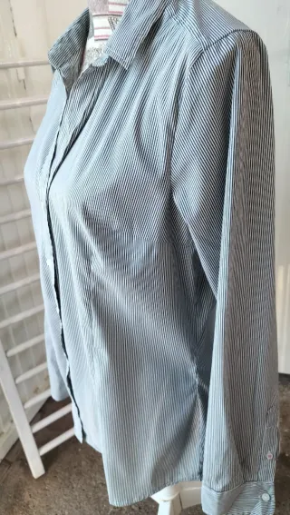 Camisa entallada de rayas negras y blancas