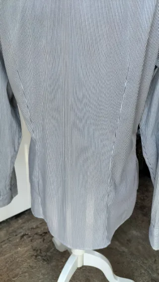 Camisa entallada de rayas negras y blancas