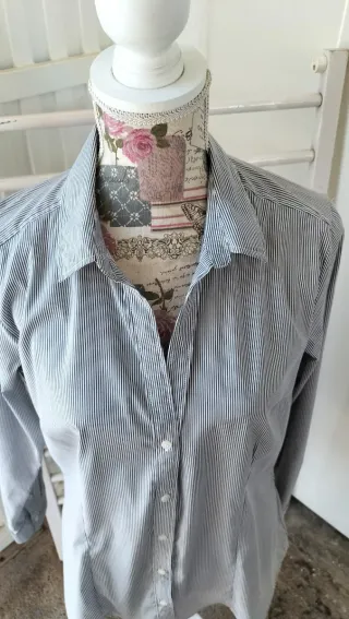 Camisa entallada de rayas negras y blancas