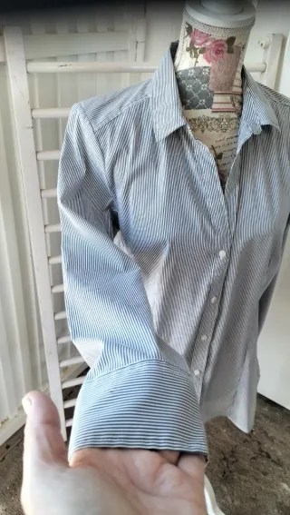 Camisa entallada de rayas negras y blancas