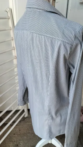 Camisa entallada de rayas negras y blancas