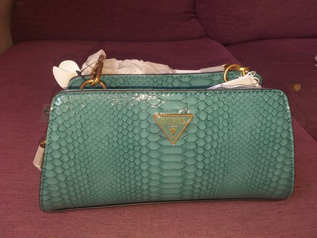 Bolso Guess efecto piel serpiente