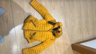 Cazadora acolchada amarilla mujer