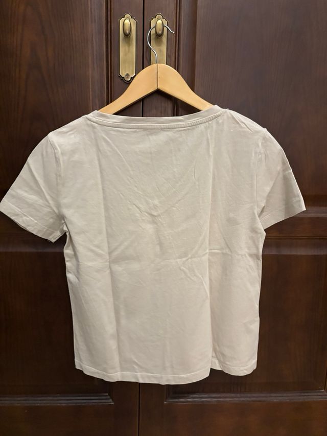 Camiseta Mango escote pico beige Talla XS