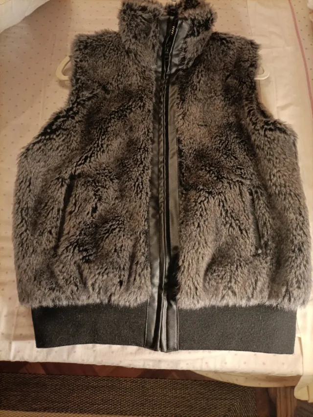 Chaleco pelo gris y negro