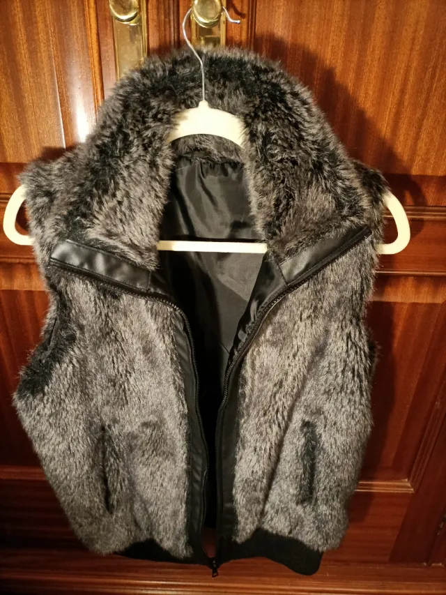 Chaleco pelo gris y negro