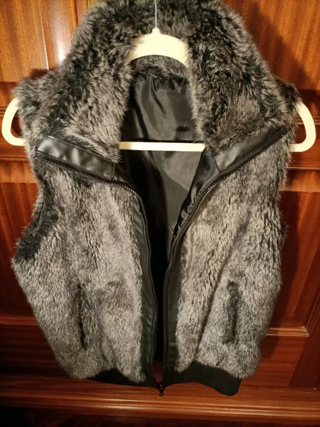 Chaleco pelo gris y negro