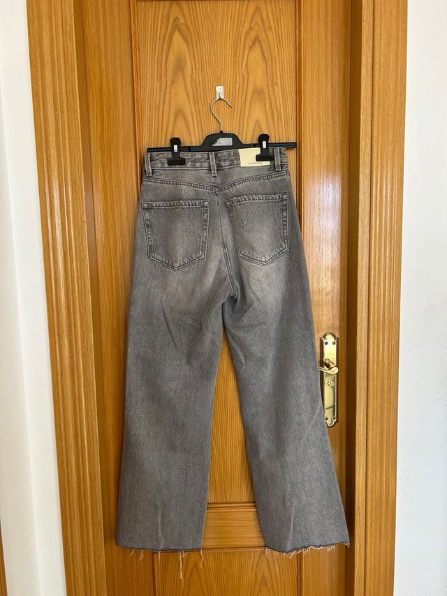 Pantalón ancho gris desgastado