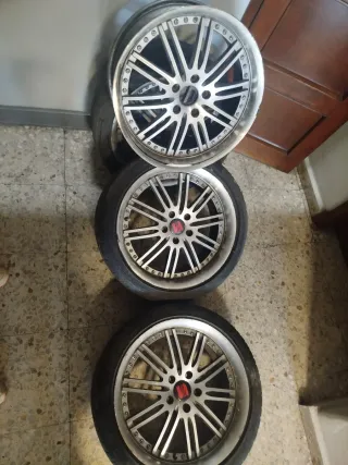 Llantas semi nuevas y una para reparar