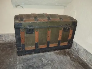 Baúl antiguo de madera y metal
