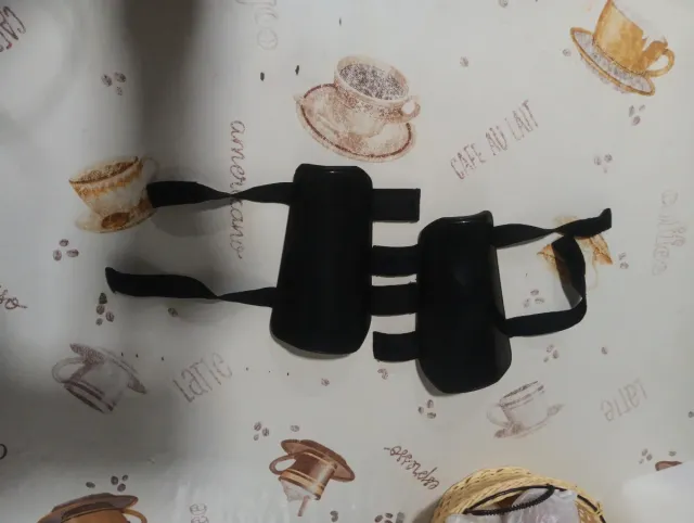 Espinilleras negras con cordón