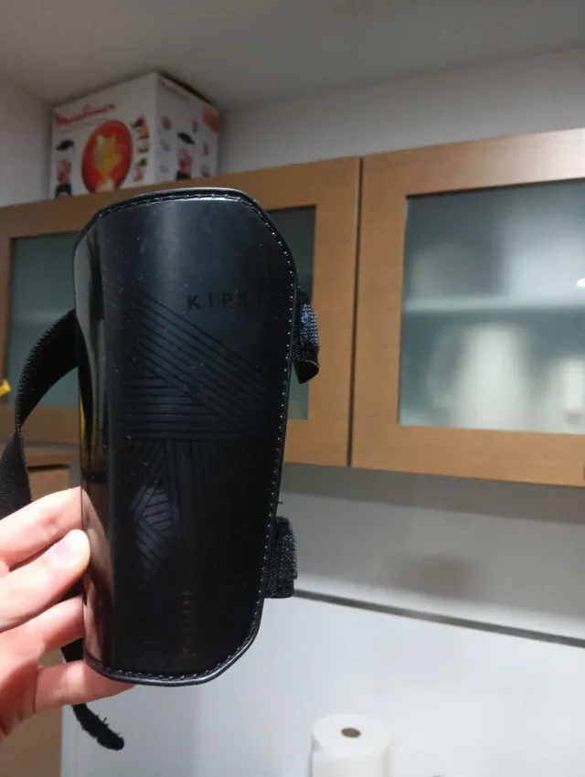 Espinilleras negras con cordón