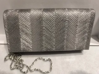 Bolso de mano plateado con cadena