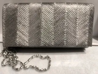 Bolso de mano plateado con cadena