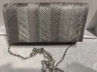 Bolso de mano plateado con cadena