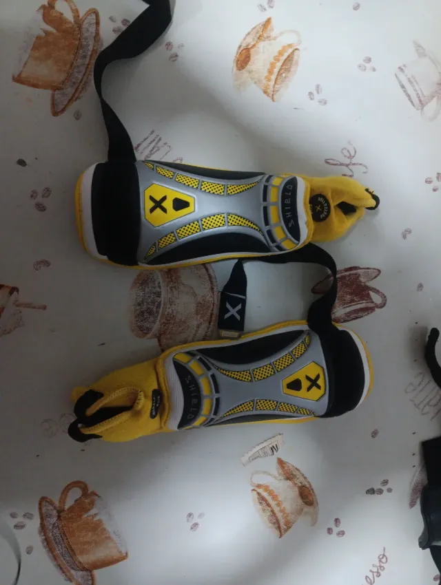 Espinilleras Shield Fútbol Amarillas