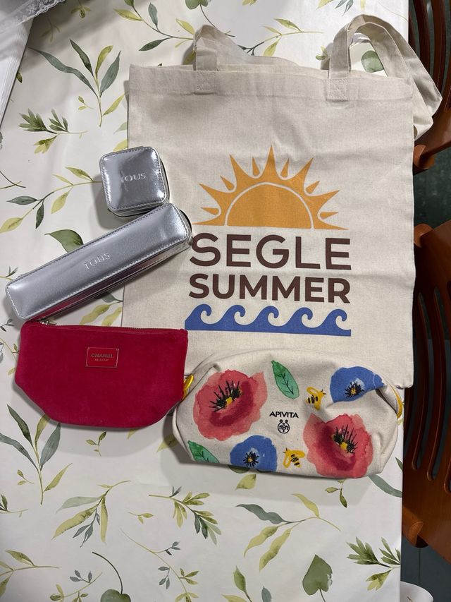 Set neceser e tote Tous, Chanel e Apivita