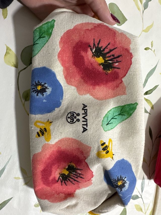 Set neceser e tote Tous, Chanel e Apivita