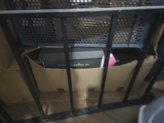 Reja de hierro macizo para ventana negra.