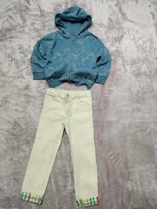 Conjunto pantalón beige y sudadera azul.  Talla 4