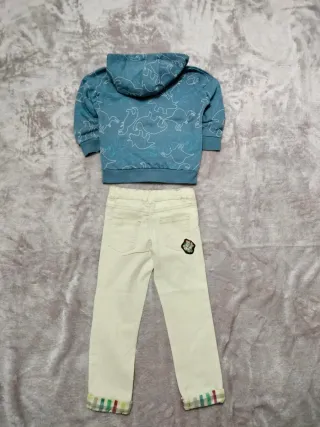 Conjunto pantalón beige y sudadera azul.  Talla 4