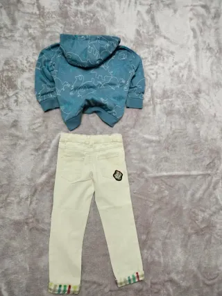 Conjunto pantalón beige y sudadera azul.  Talla 4