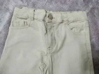 Conjunto pantalón beige y sudadera azul.  Talla 4