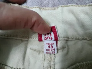 Conjunto pantalón beige y sudadera azul.  Talla 4