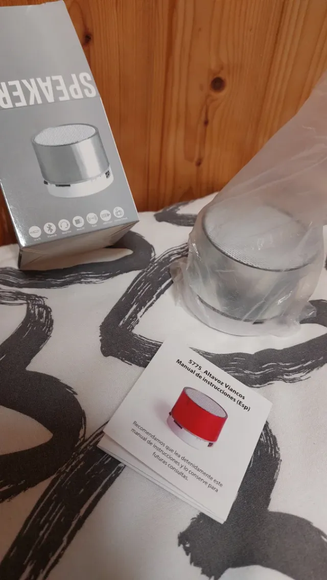 Altavoz Bluetooth Plateado y Blanco