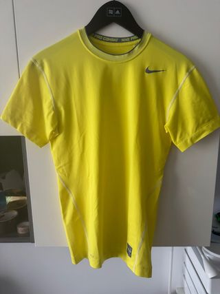 Camiseta Nike Pro Combat Amarilla Técnica