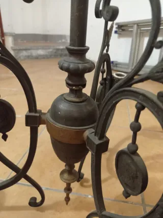 Lampadario antico in metallo