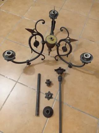 Lampadario antico in metallo