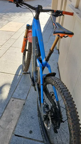 Bicicleta Eléctrica Cube Azul
