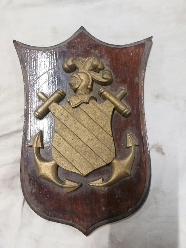 Metopa madera y metal anclas y yelmo