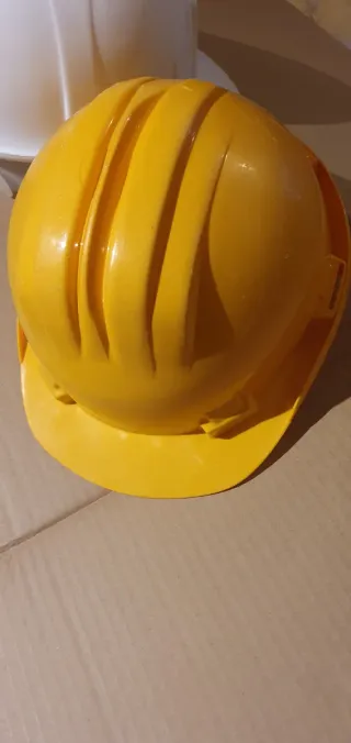Casco de obra amarillo y blancos