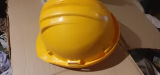 Casco de obra amarillo y blancos