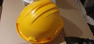 Casco de obra amarillo y blancos