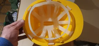 Casco de obra amarillo y blancos