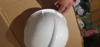 Casco de obra amarillo y blancos