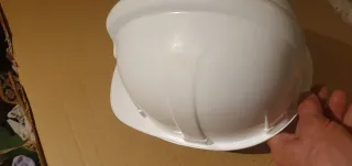 Casco de obra amarillo y blancos