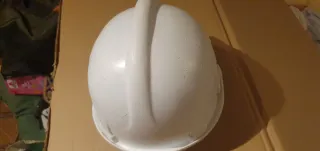 Casco de obra amarillo y blancos