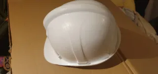Casco de obra amarillo y blancos