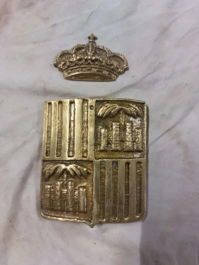 Metopa Corona y Escudo Bronce