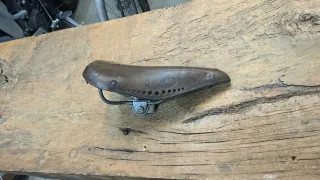 Antiguo sillín de cuero Veleclair