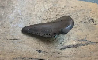 Antiguo sillín de cuero Veleclair