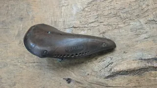 Antiguo sillín de cuero Veleclair